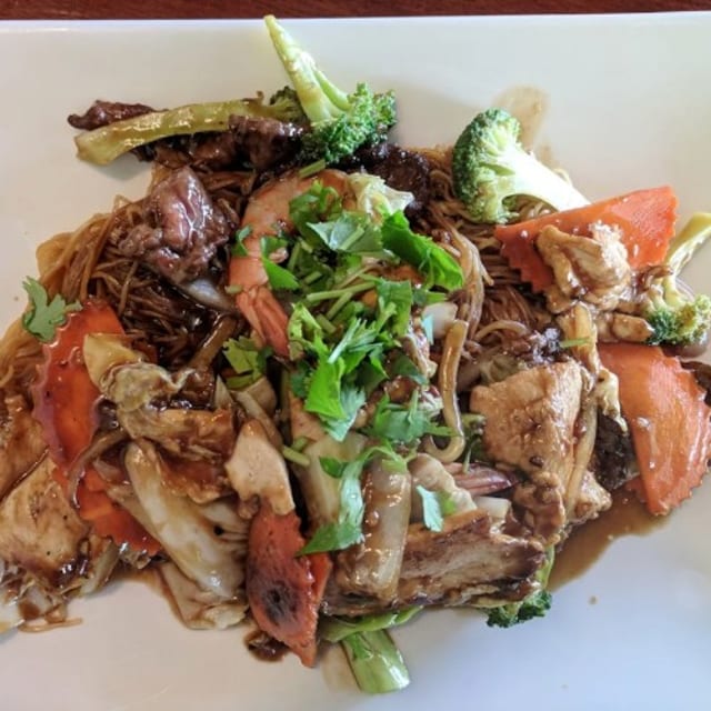 71. Combination Stir-Fry / Chi Tieu Hoặc Mi Xào Thap Cam.