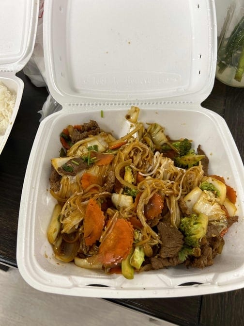 74. Beef Stir-Fry / Hu Tieu Hoặc Mi Xào B.